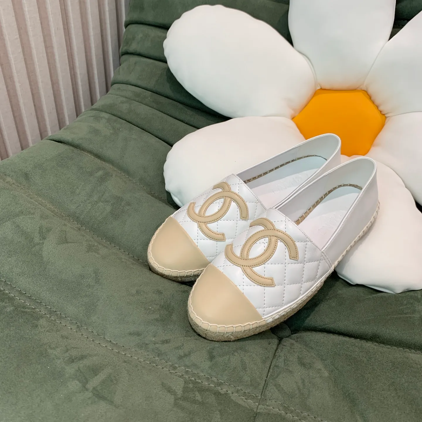 👟👟Ex-factory price 480👟👟 👑New colors are coming ✌️The new version of Chanel fisherman shoes is coming❗️Delivered in a complete set of top-notch packaging. The quality of my fisherman shoes has not been introduced much, everyone who has tried it knows it! The original customized upper, and my outsole is the original translucent outsole, the opaque outsole is the wrong version, full set of authentic packaging ❗️ size: 35-40, running price